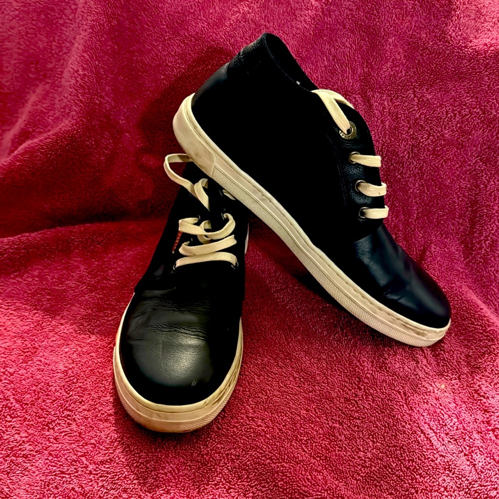 Dark blue tennis shoes